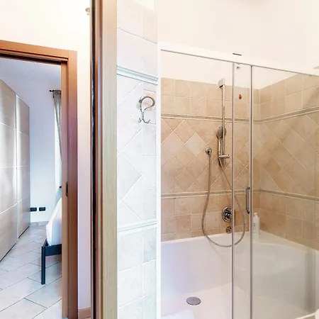 Il Lauro - By Myhomeincomo